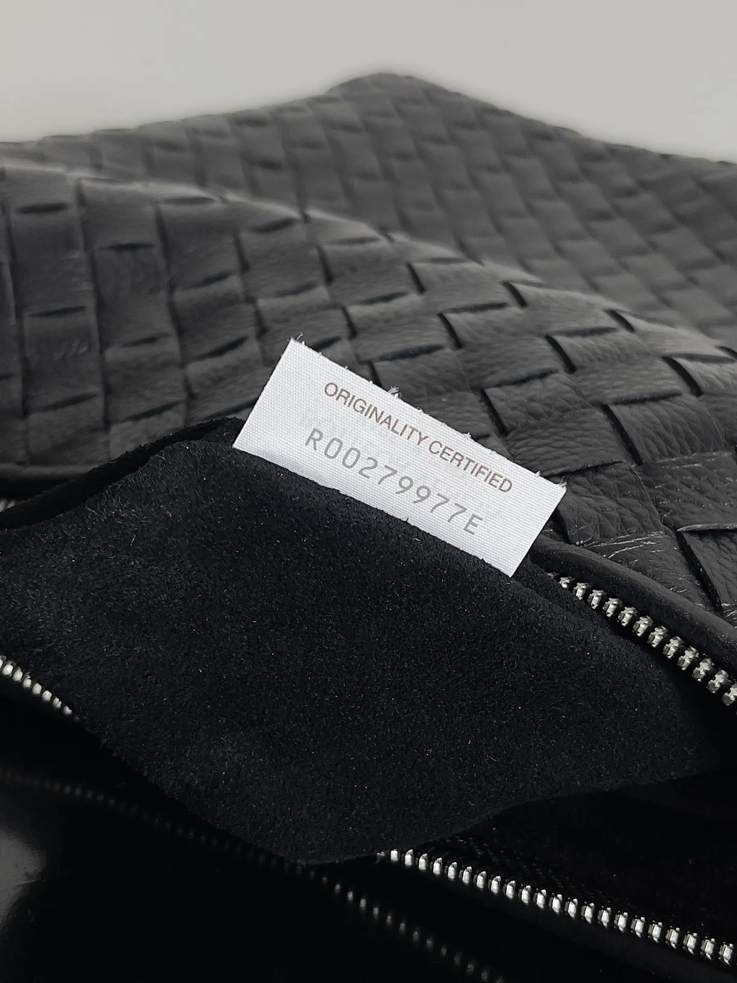 Batch 2800 BOTTEGA VENETA's new Traveler deerskin series is here! The travel season is coming soon, and I believe you must need a large-capacity and simple bag. This new Traveler is very in line with the current travel craze. The whole bag is designed with deerskin and is made of the highest quality leather. It feels tougher to the touch. The super large capacity is suitable for short trips. Traveling with friends and family does not require carrying heavy luggage. It is also very convenient for friends who often travel for work. You can carry two changes of clothes and a computer with you. It also comes with an adjustable shoulder strap to free your hands. Style number: 806974 Size: 44*33*9cm